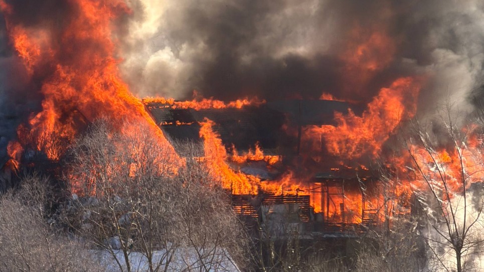Трехэтажный деревянный дом загорелся в подмосковном поселке Путилково