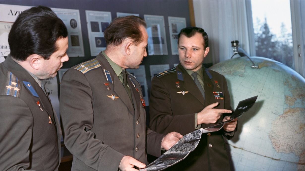 Космонавты СССР: Павел Попович, Алексей Леонов и Юрий Гагарин изучают изображение, полученное станцией «Луна-9»