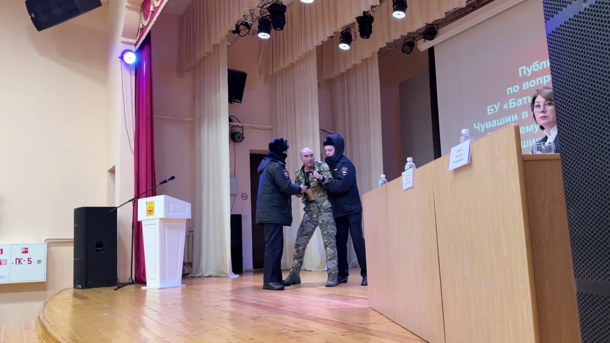 Военкор Стешин: Чиновники попытались выгнать ветерана СВО с собрания