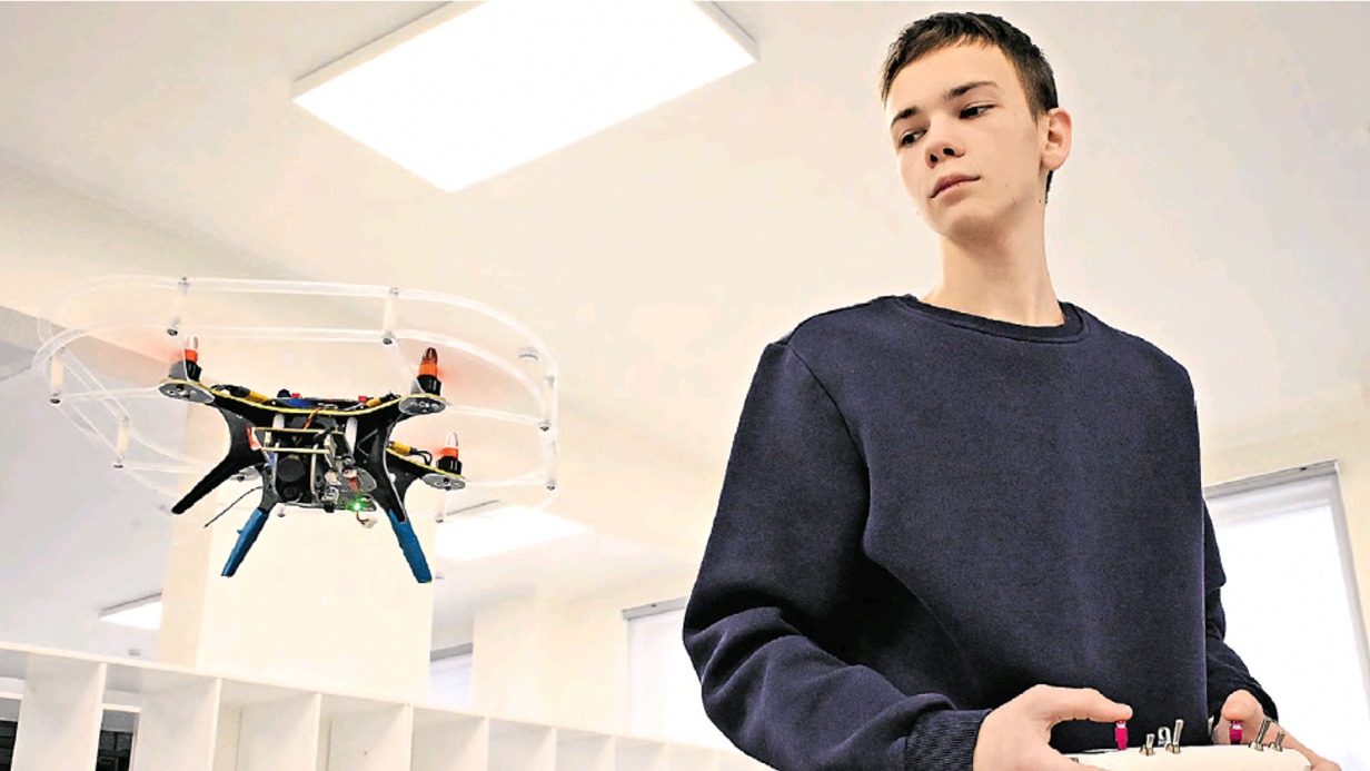 Ученик 10-го инженерного класса школы № 1788 Илиан Добровольский контролирует полет дрона. Не так давно юноша занял первое место на соревнованиях среди московских школ