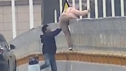 Водитель в Китае спас женщину и стал героем соцсетей