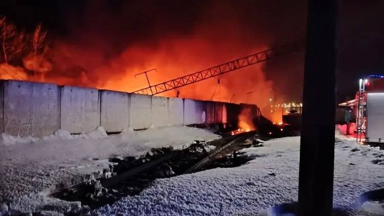 Под Тамбовом после схода вагонов загорелись 11 цистерн с бензином и пять — с газом