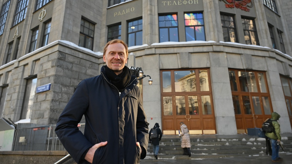 Исполнительный директор девелоперской компании Евгений Якубовский на фоне здания Центрального телеграфа — 4 февраля мэр Сергей Собянин объявил о завершении реставрации фасадов этого объекта культурного наследия регионального значения