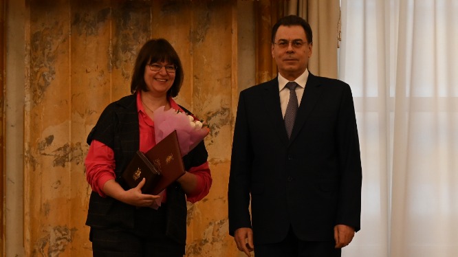 Аналитик отдела по взаимодействию с органами исполнительной власти ГБУ города Москвы «Управление спортивными объектами» Департамента спорта города Москвы Татьяна Романова и заместитель мэра Москвы при правительстве Москвы по вопросам региональной безопасности и информационной политики Александр Горбенко на церемонии вручения премий города Москвы в области физической культуры и спорта за 2025 год