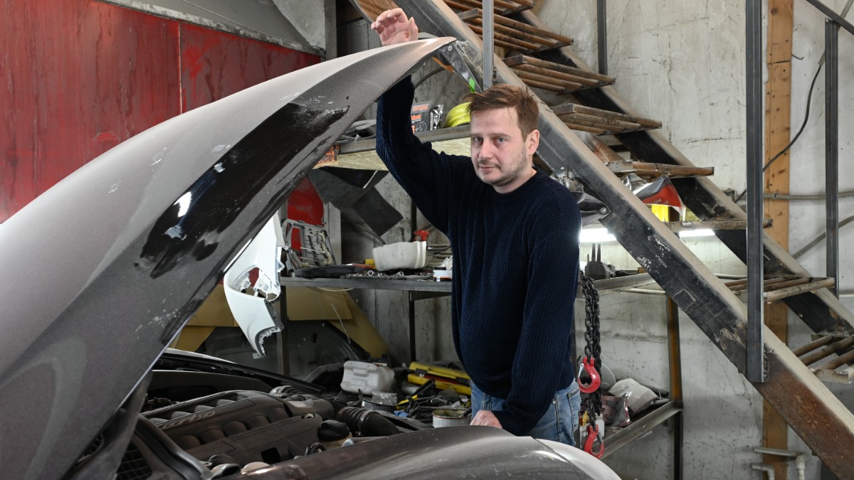 Ветеран специальной военной операции Евгений Федоров готовит очередную машину к скорой отправке на передовую. Машину ждет длительный процесс модернизации перед тем, как оказаться в руках наших бойцов