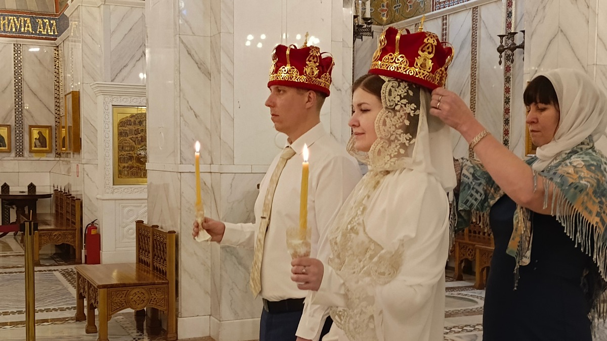 Участник специальной военной операции Илья с позывным «Ил» венчается с супругой Светланой в храме Покрова Пресвятой Богородицы в Ясеневе