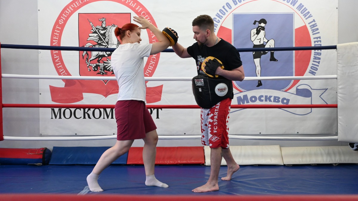 Тренер спортивного клуба «Академия муай-тай» Сергей Агафонов показывает корреспонденту «Вечерней Москвы», как наносить удары локтем в муай-тай