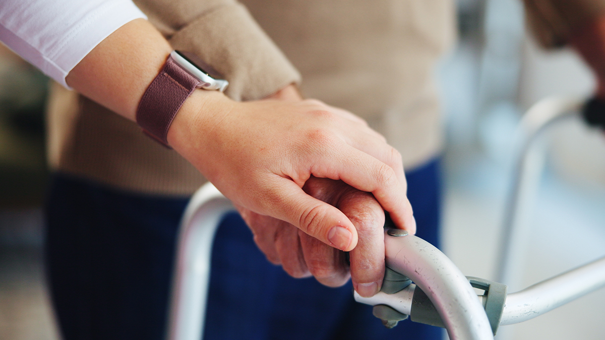 Как убедить близкого пожилого человека не бояться просить о помощи