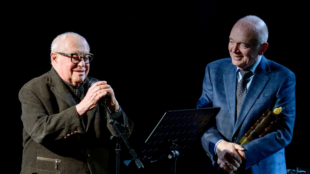 Григорий Ройтберг вручает памятный знак Марку Розовскому