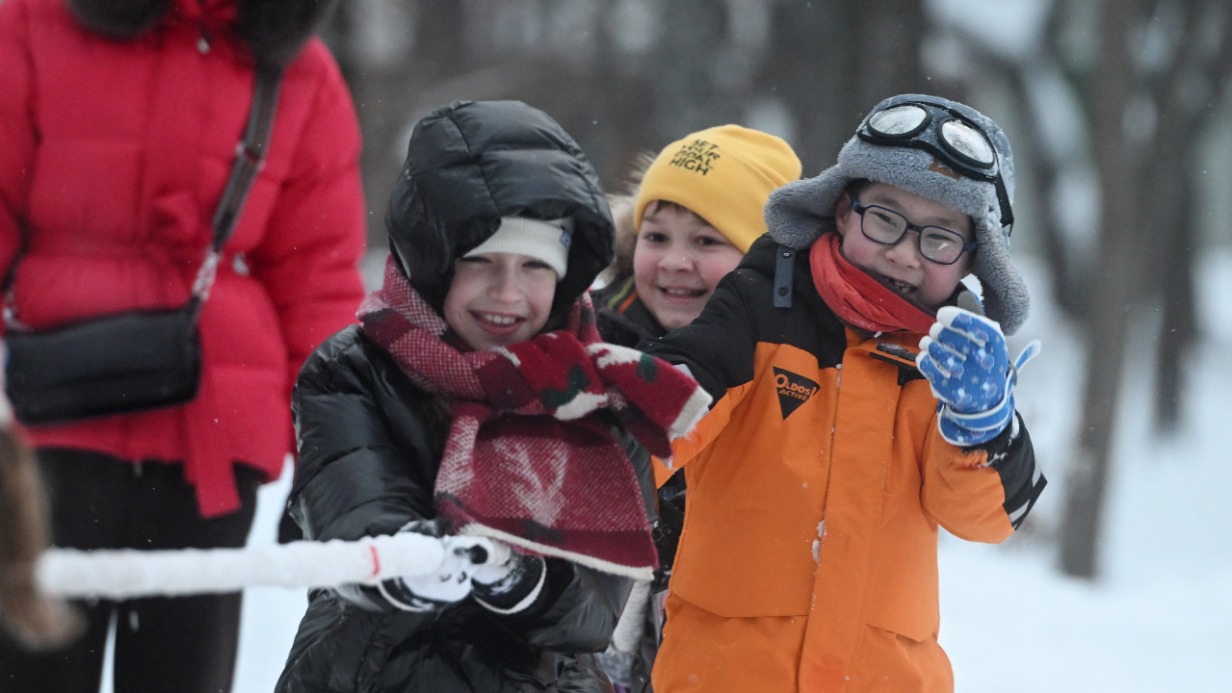 Юные гости разных национальностей дружно играют на фестивале «Фолково» в Сокольниках