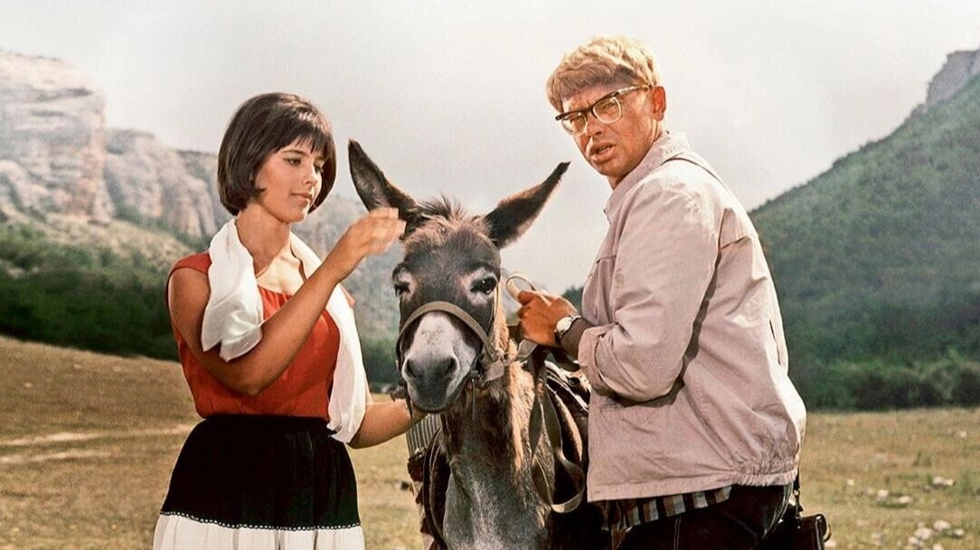 Наталья Варлей в роли Нины и АлександрДемьяненко в образе Шурика в фильме Леонида Гайдая «Кавказская пленница»