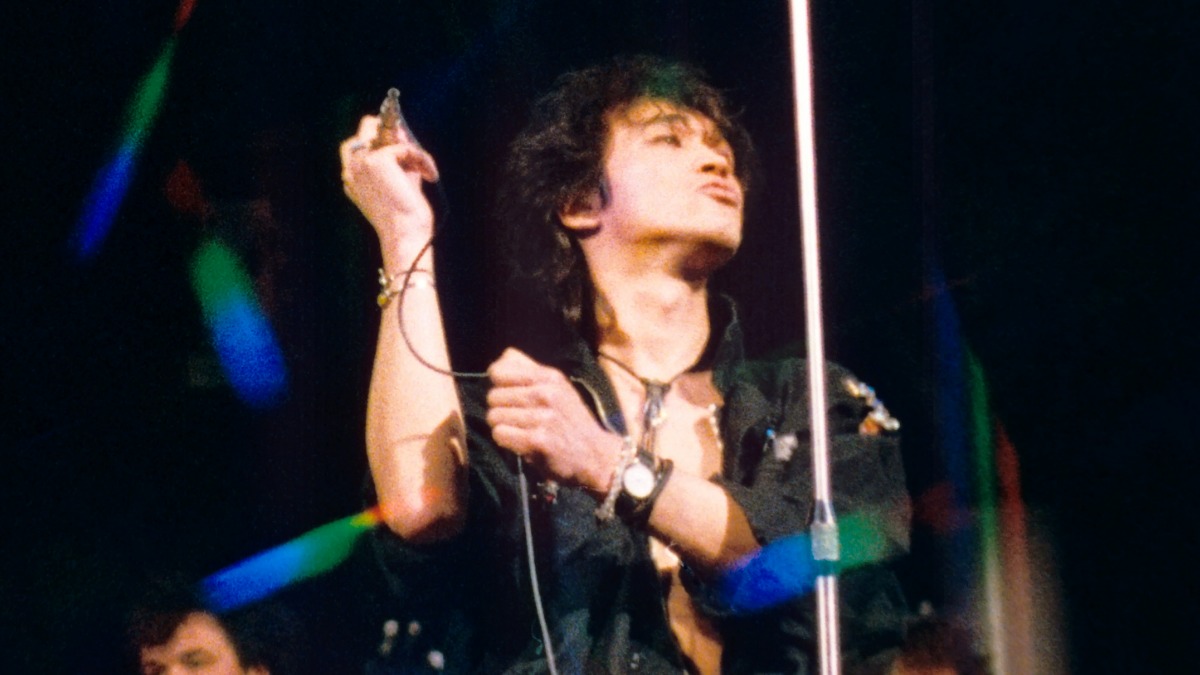 Лидер группы «Кино» Виктор Цой во время выступления на посвященном выходу фильма «Асса» режиссера Сергея Соловьева на арт-рок-параде. Концерт проходил во Дворце культуры Московского электролампового завода