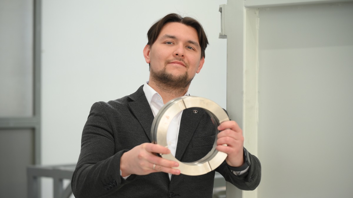 Ведущий инженер филиала Объединенной двигателестроительной корпорации «НИИД» Алмаз Миниахметов демонстрирует конструктивно-подобный образец, сваренный ротационной сваркой трением