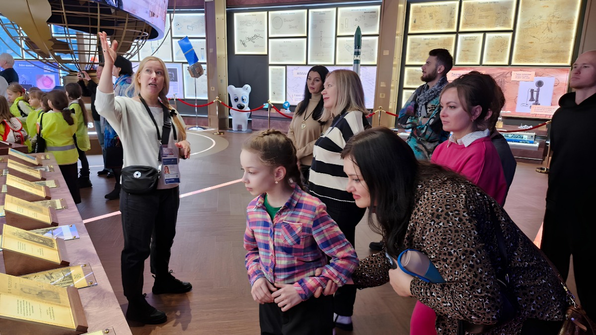 Экскурсовод Ольга Павлова и участница школы юного экскурсовода «Москвовед» Оливия Гизатулина на одном из выездных мероприятий в Национальном центре «Россия»