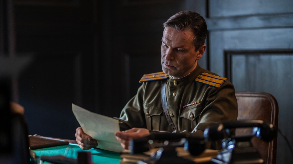 Кадр из сериала: Виктор Добронравов в роли следователя Рудакова — жесткого, собранного, волевого, но при этом немного таинственного