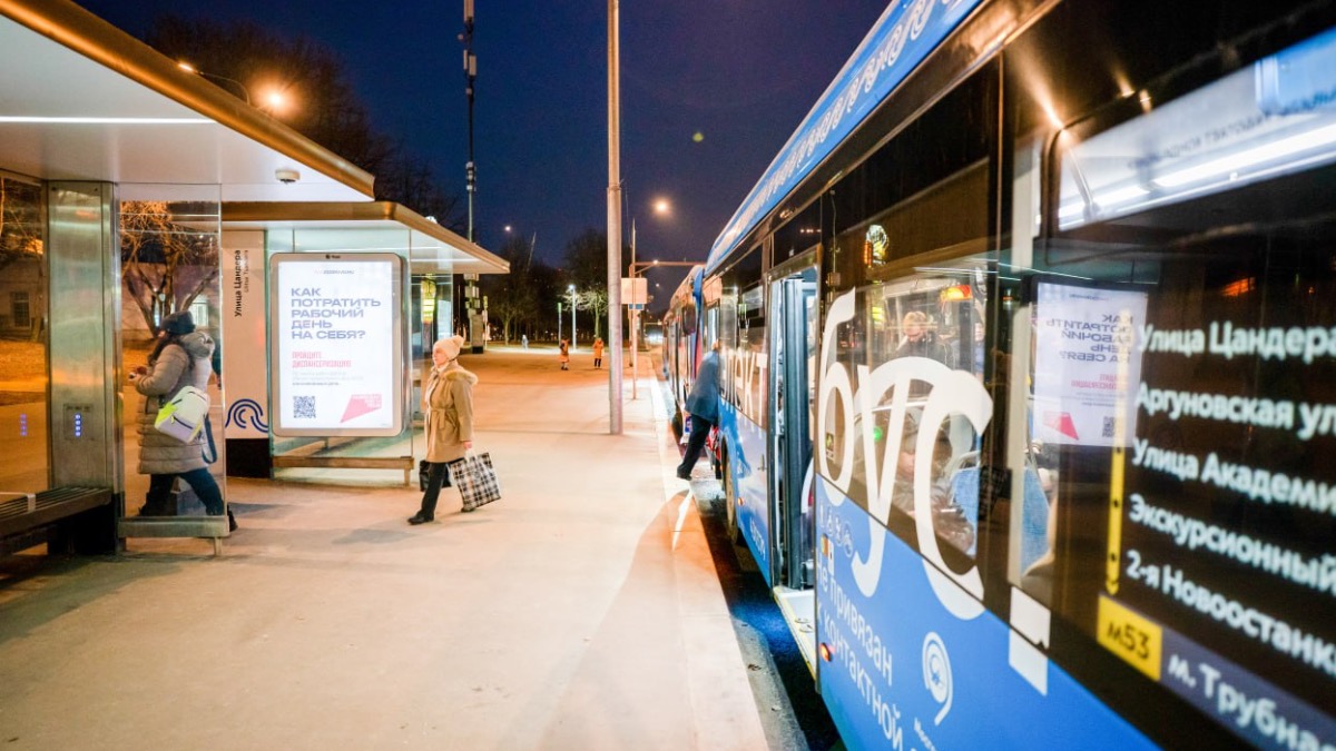 В Москве 1,6 тысячи остановочных павильонов подключили к электросетям в 2025 году