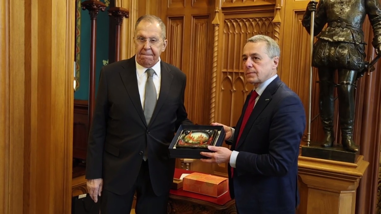 «Россия — часть Европы»: Глава МИД Швейцарии вручил Лаврову музыкальную шкатулку