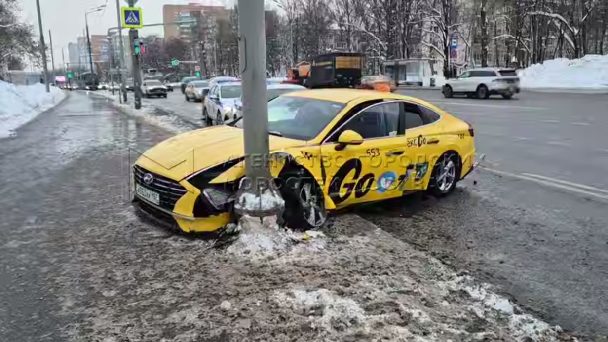 Таксист врезался в столб на юго-западе Москвы