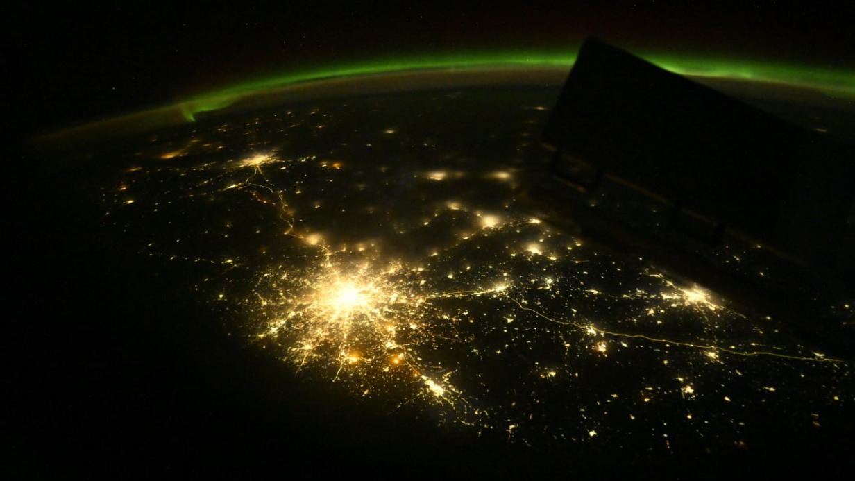 Как бенгальский огонь: Роскосмос показал фото Москвы с высоты 400 километров