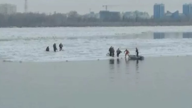 В Астрахани с дрейфующей по Волге льдины спасли шестерых взрослых и ребенка