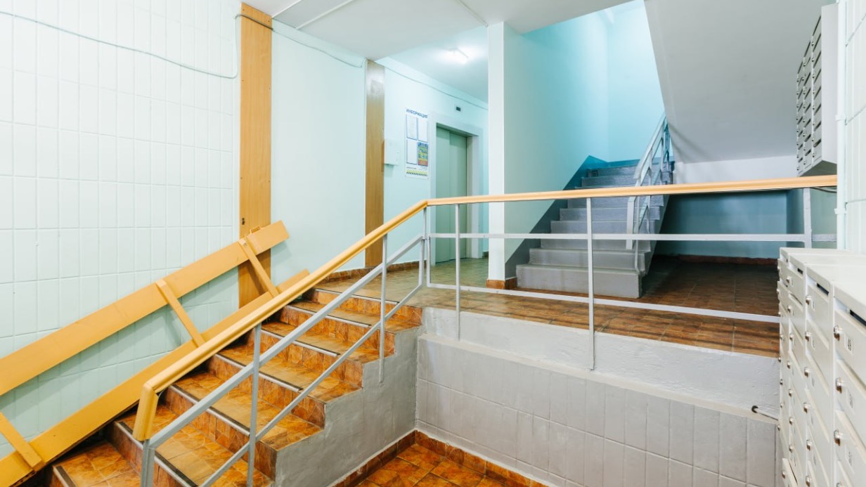 Специалисты отремонтируют 15,7 тысячи подъездов жилых домов в этом году в столице