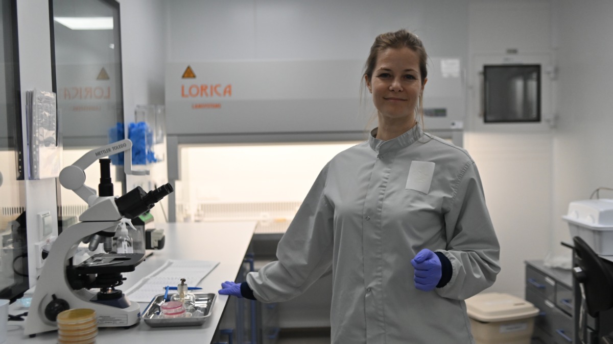 Ведущий микробиолог компании — резидента ОЭЗ «Технополис Москва» Маргарита Бандорина проверяет образцы лекарственных препаратов