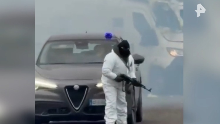 Банда устроила взрыв и перестрелку на трассе в Италии при ограблении фургона