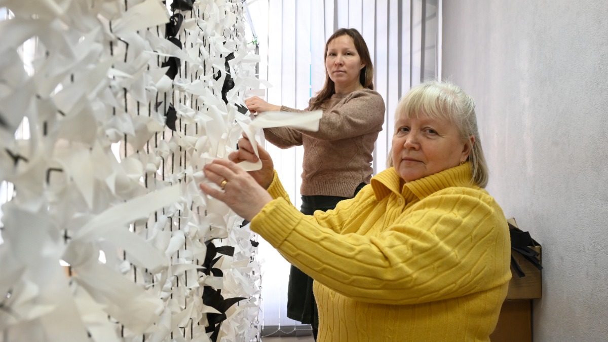 Волонтеры Корпуса поддержки Таганского детского фонда Надежда Антонова и Елена Морозова плетут маскировочную сеть белого цвета, предназначенную для зимнего сезона