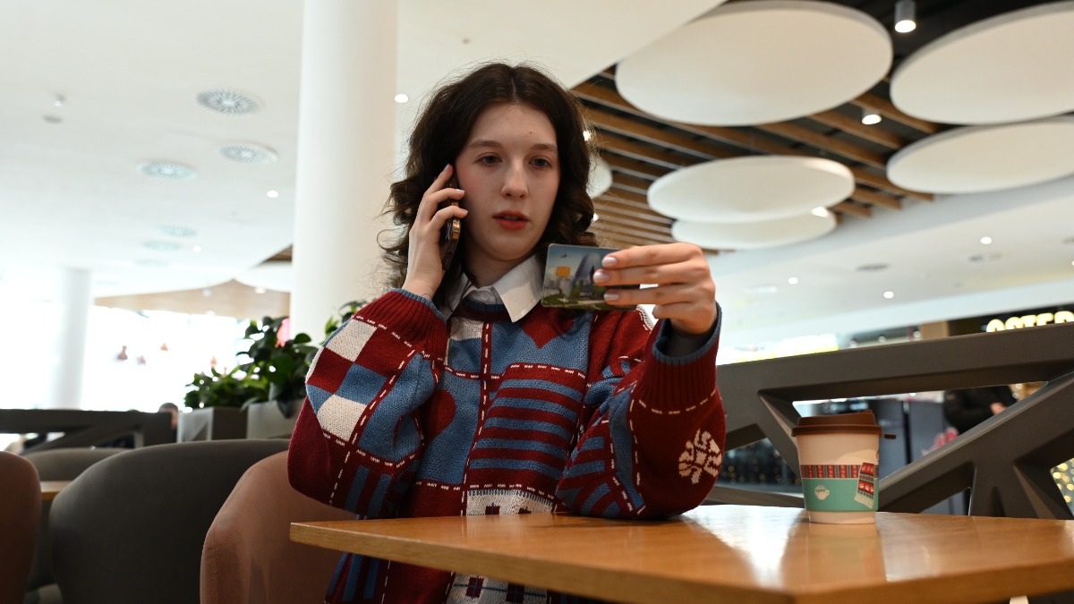 Студентка МГУТУ имени Разумовского Елизавета Степанова чуть не стала жертвой телефонных мошенников. Аферисты хотели украсть данные банковской карты под предлогом продления договора услуг связи