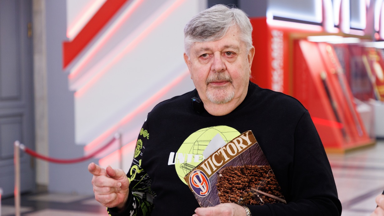 Американец Рэймонд Момут показывает журнал Victory, изданный отделом по связям с общественностью 95-й пехотной дивизии в 1945 году и напечатанный во Франции