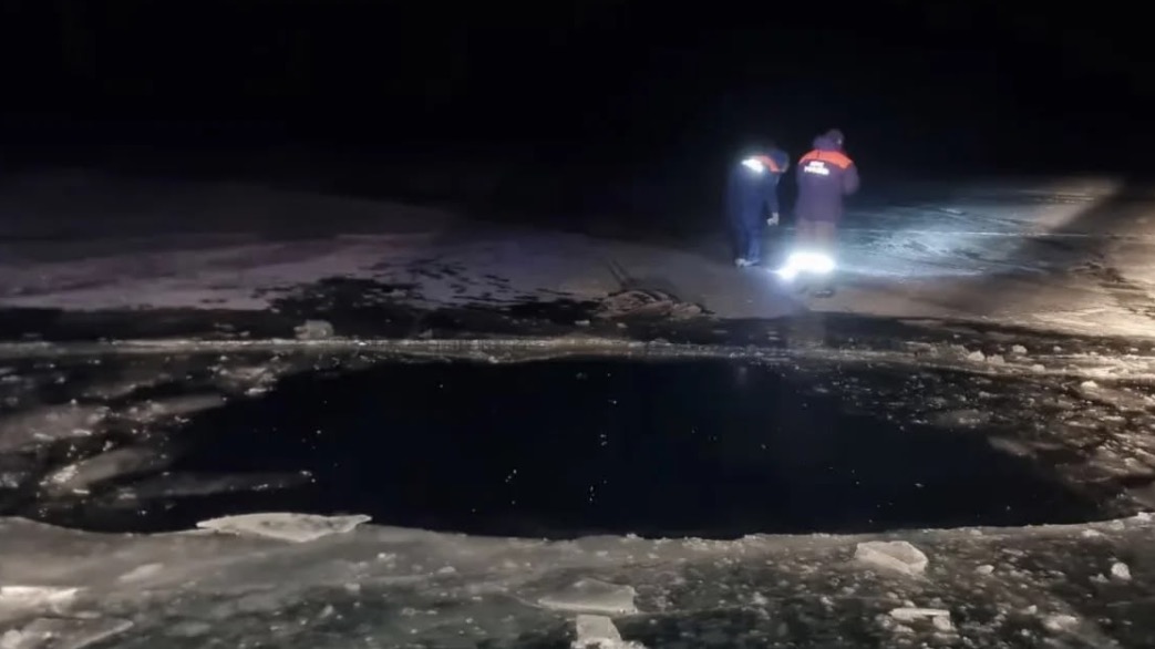 Автомобиль провалился под лед на Байкале, погибли два человека