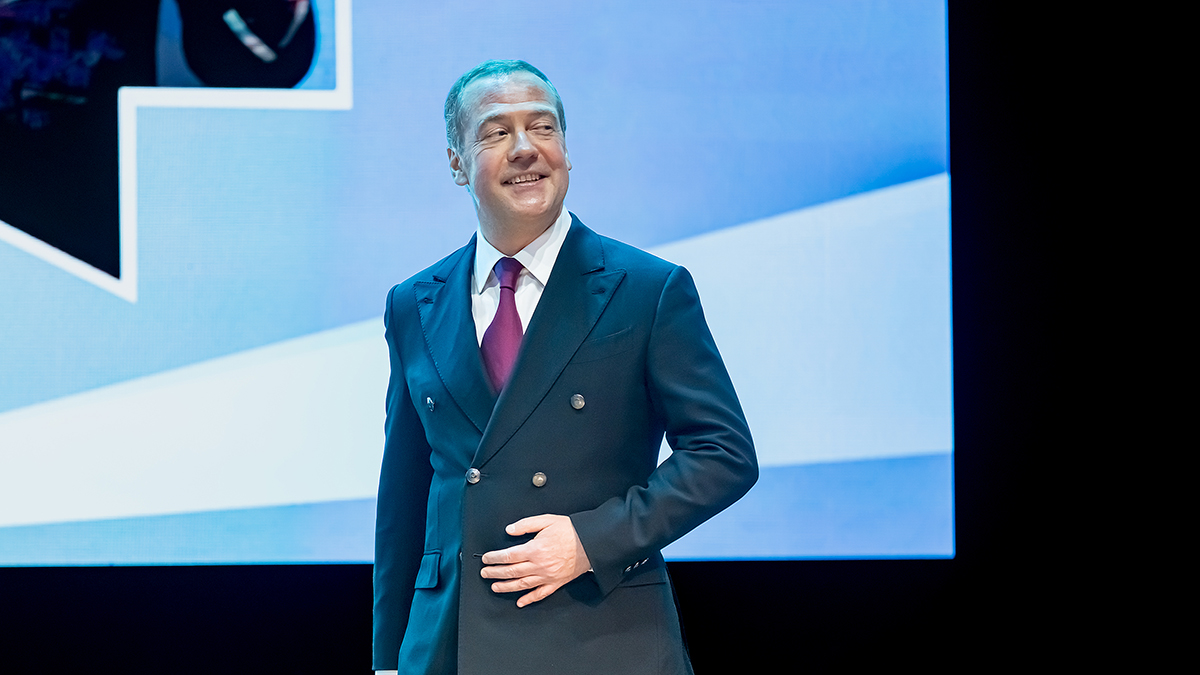 Медведев на польском пошутил о военных возможностях ЕС, вспомнив мем про бобра