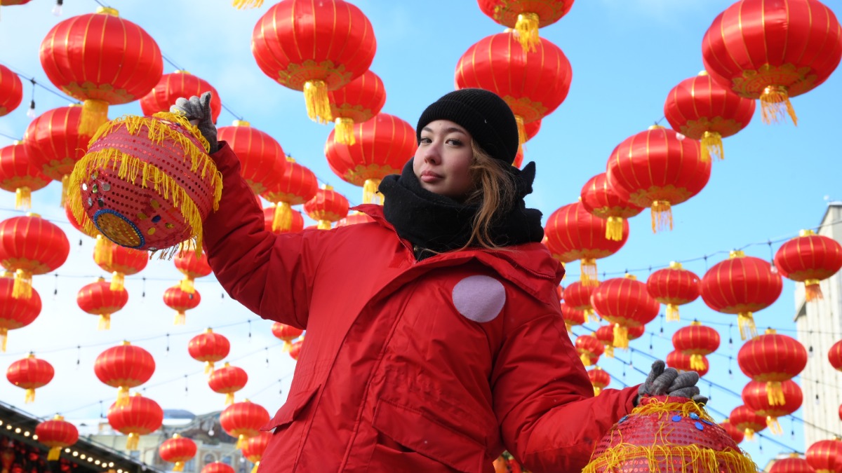 Декоратор Карина Шаймарданова украшает Манежную площадь столицы к празднованию китайского Нового года