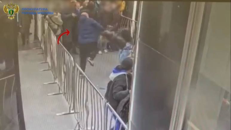 Мужчина ударил стеклянной бутылкой подростка на станции метро «Каховская»