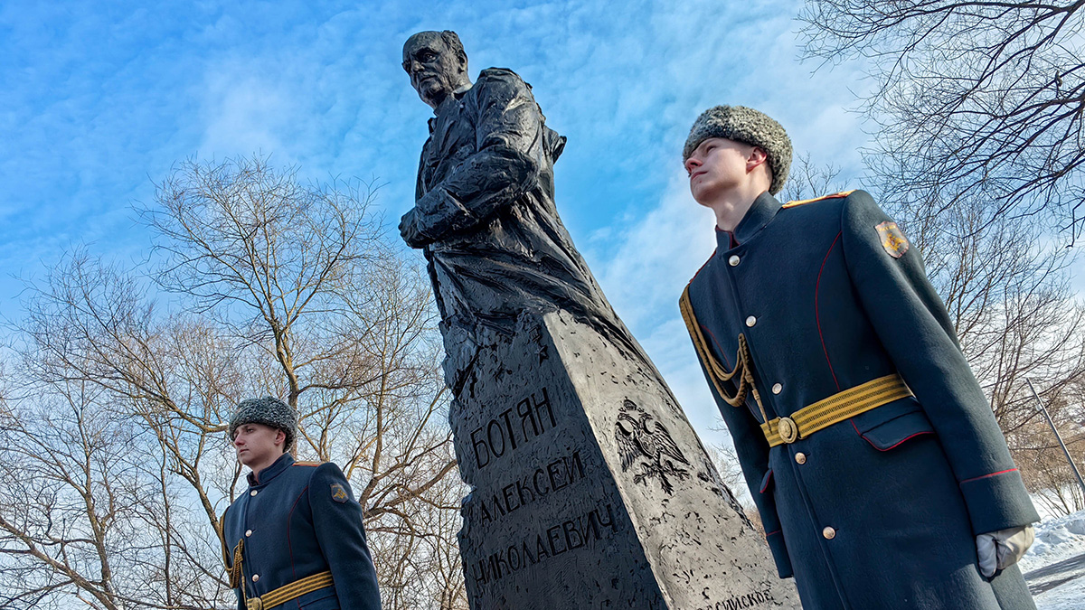 Памятник Герою России Ботяну открыли в Москве 