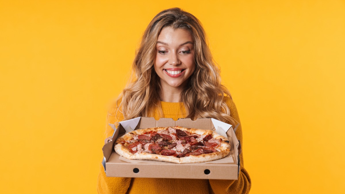 Более 60 процентов россиян, согласно опросам, хотя бы раз в месяц заказывают пиццу