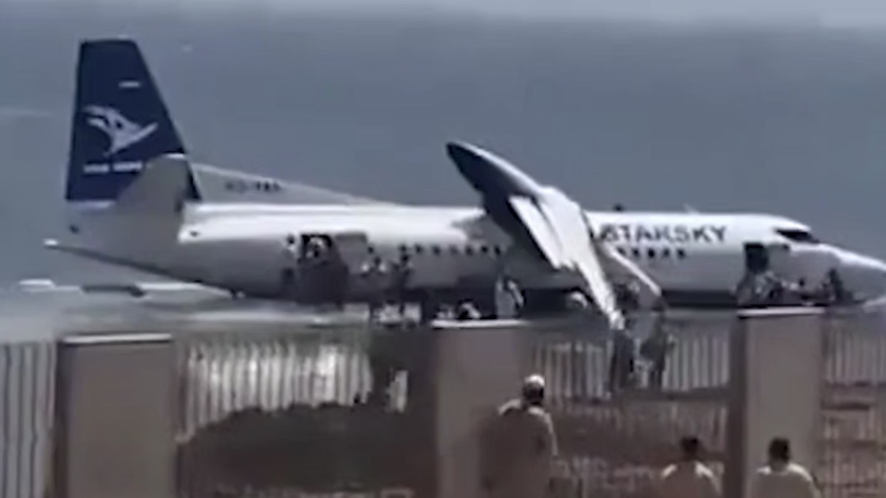 В Сомали самолет с 55 человеками на борту при посадке снес забор и упал в океан