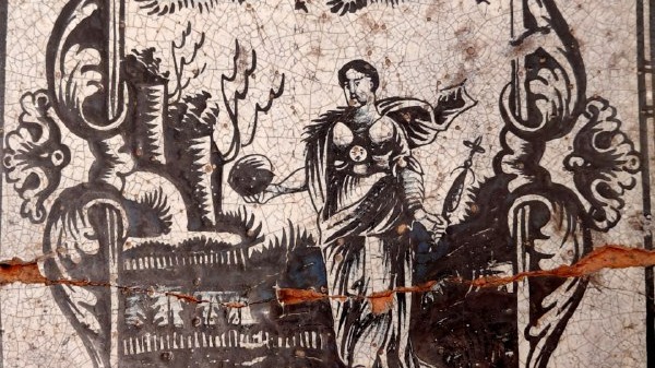 Космос «с ошибками» нашли на 300-летнем изразце из Троице-Сергиевой лавры