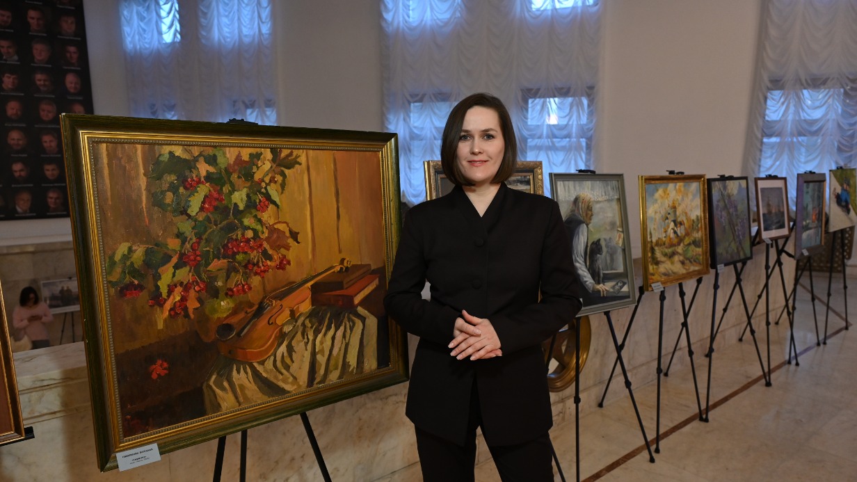 Художница Наталья Смирнова со своей картиной «Скрипка» в Центральном академическом театре Российской Армии