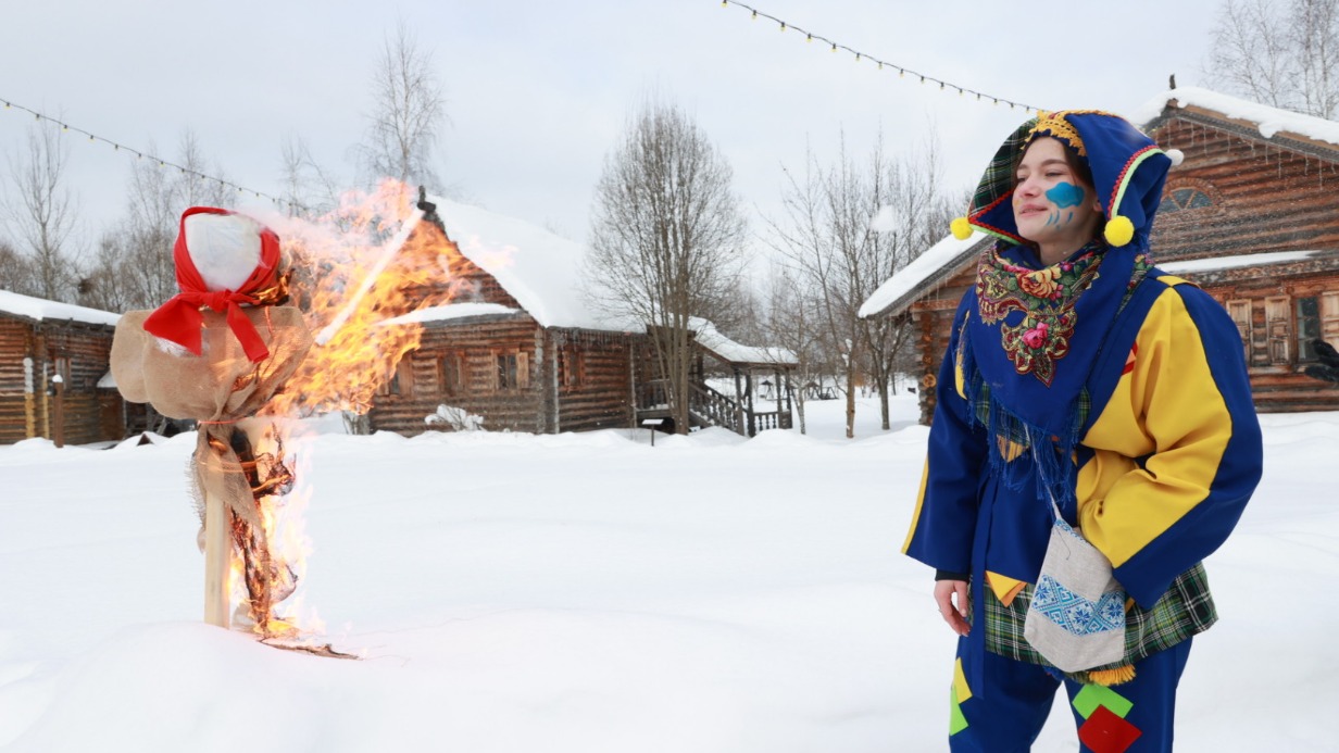 Актриса Диана Медведева в роли Петрушки сжигает масленичное чучело в преддверии праздника