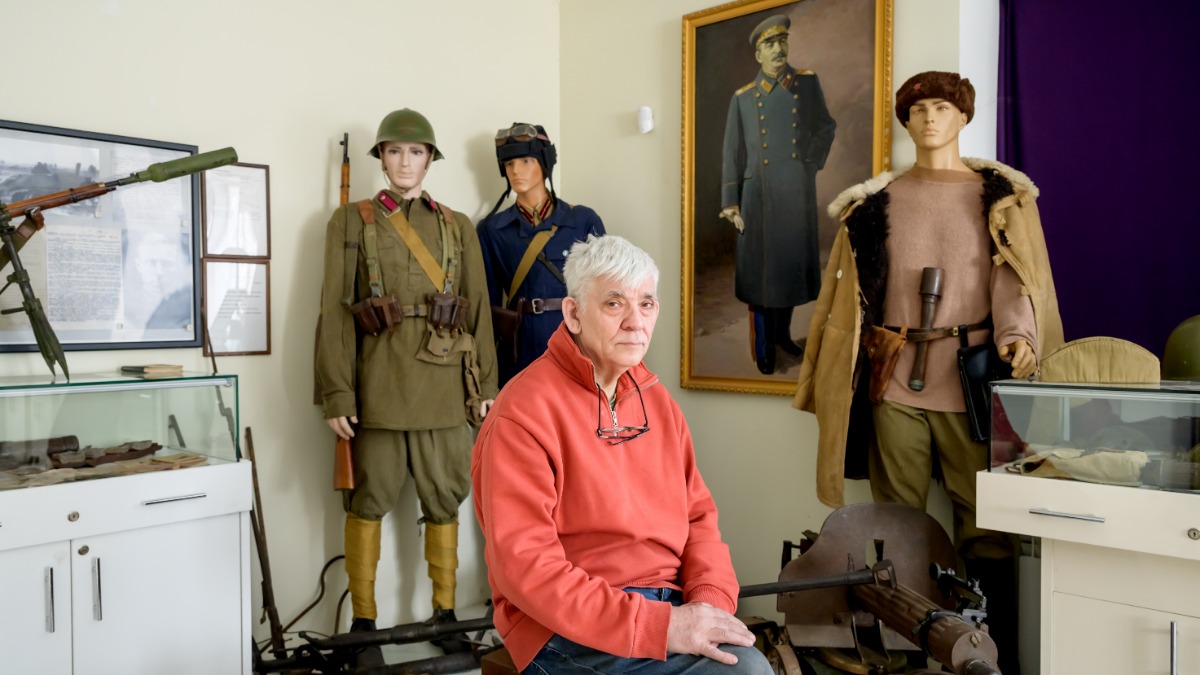 Сергей Докучаев в одном из залов открытого им музея