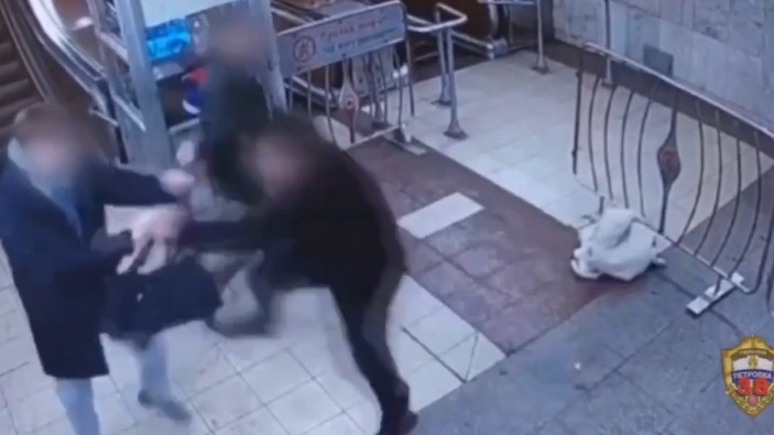 Мужчина устроил драку на станции метро «Пушкинская»