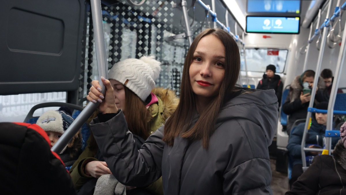 Москвичка Анастасия Кибанова в автобусе в Новой Москве