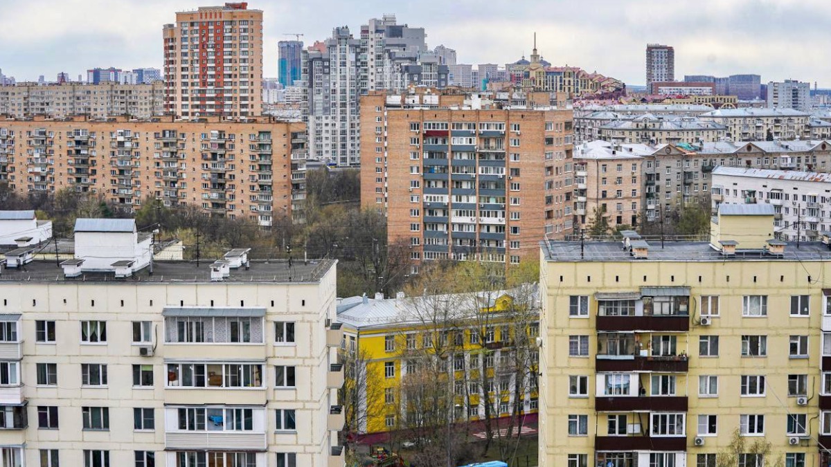 Около 700 крыш жилых домов капитально отремонтировали в столице в прошлом году