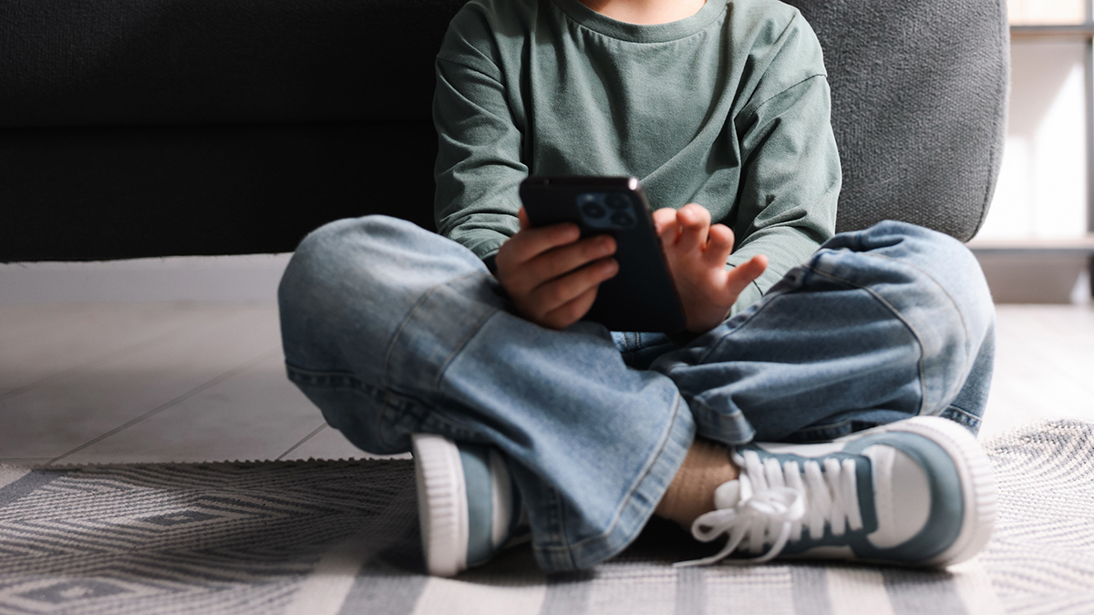 Чем опасны смартфоны для детей