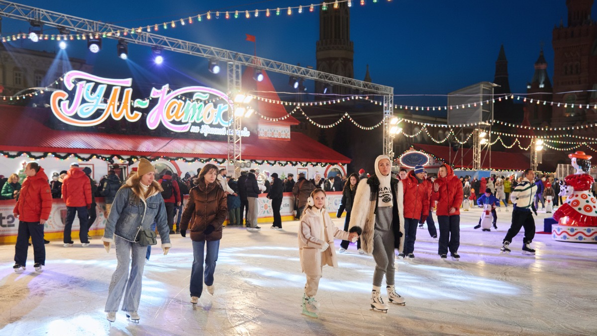 Идеальное свидание на ГУМ-катке: романтика и скидка от СБП