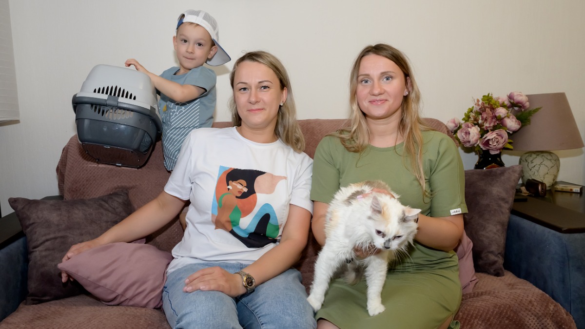 Жительницы дома по реновации Юлия Краснова и Алена Краснова с сыном Тимофеем