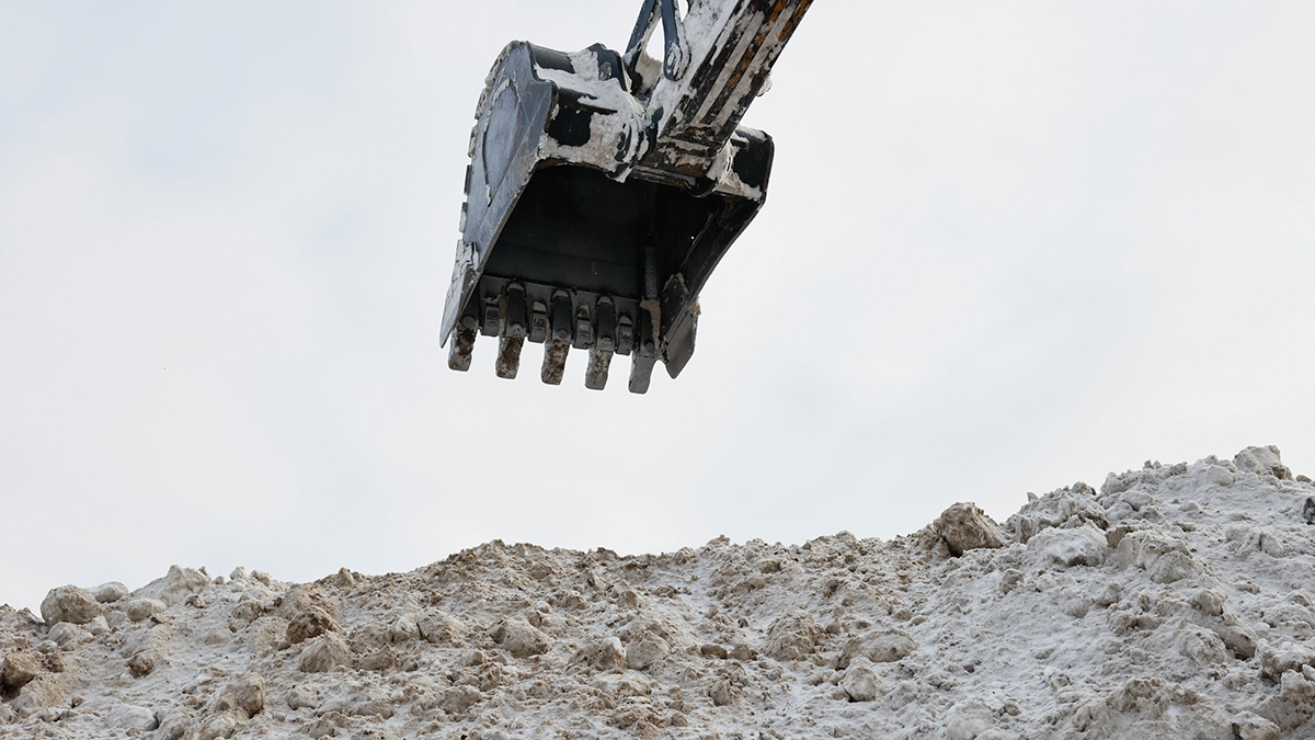 Москвичей попросили не оставлять машины вдоль дорог во время уборки снега