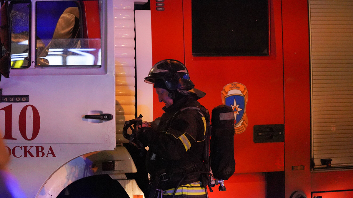 Автосервис загорелся в Москве на площади 500 квадратных метров