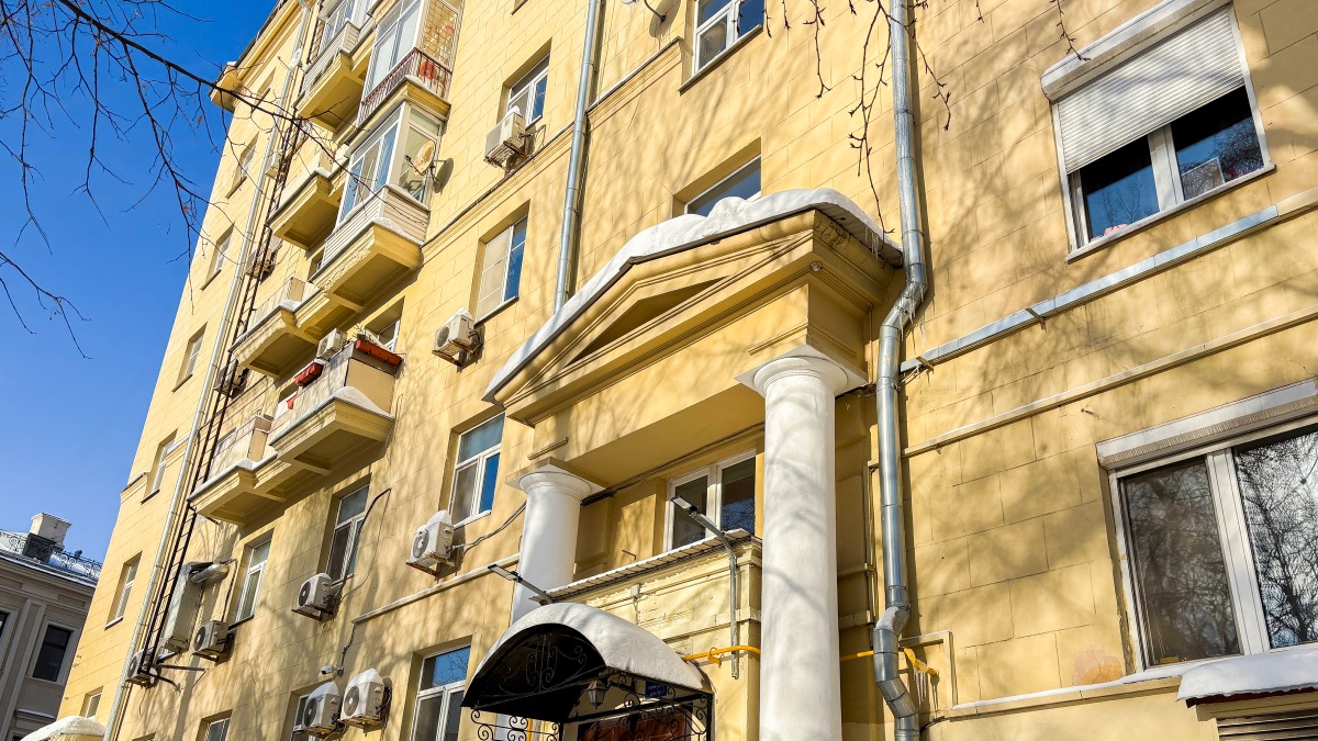 В историческом жилом доме в районе Мещанский завершили замену лифтового оборудования